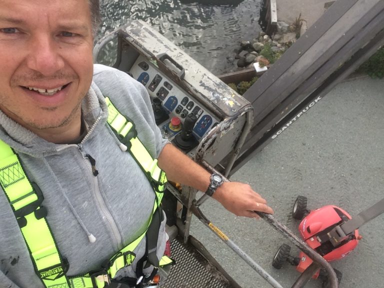 Facademalerarbejde fra lift