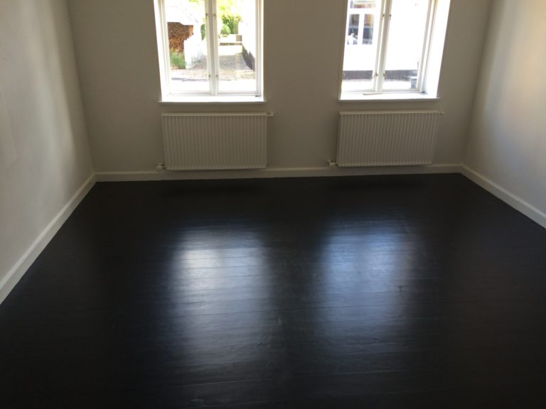 Gulv malet sort, maler Sønderborg